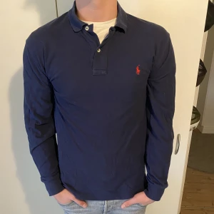 Ralph lauren rugbytröja  - Säljer denna Ralph lauren tröja i storlek L/M. skick 9/10 finns inga synliga defekter. Hör av dig vid fler funderingar 