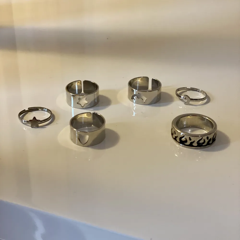 Justerbara silverringar. Helt nya! Fråga för priser och rabatter vid fler ringar på ett köp. Asusteet.