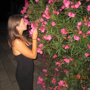 Svart långärmad skims dupe - Svart långklänning. Liten slits där bak. BikBok. Dubbel tyg, så sitter otroligt snyggt. 