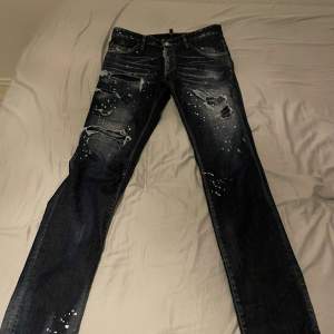 Ett par DSQ2 jeans jag vill sälja.  Dem är i god skick då jag inte har haft på mig dem bara ett par gånger. 