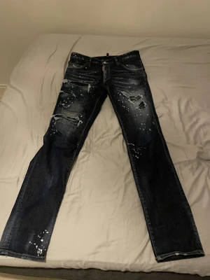 DSQUARED2 Jeans till salu! - Ett par DSQ2 jeans jag vill sälja.  Dem är i god skick då jag inte har haft på mig dem bara ett par gånger. 