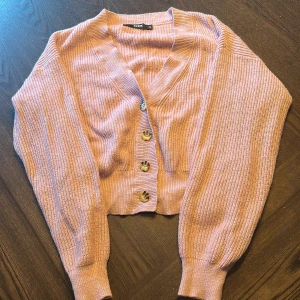 Lila kofta - De är en lila kofta från bikbok i storleken XS, använd fåtal gånger. I fint skick, inga skador.