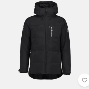 Sail racing jacka  - Jag säljer en sailracing jacka. Perfekt till vintern. Den är jätte fin och i bra skick, andvände den ibland förra vintern. Säljer den då den inte kommer till andvädning och köpt en ny jacka. 