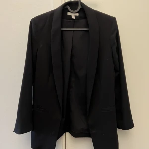 Kavaj - Kavaj från H&M, använd skick, finns inga hål eller liknande. Storlek 34, 50kr