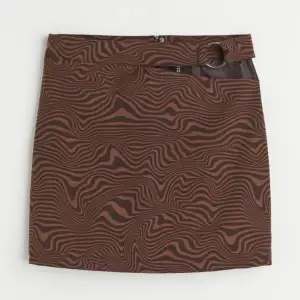 En mönstrad kjol från H&M. Aldrig använd och i fint skick. Pris kan diskuteras