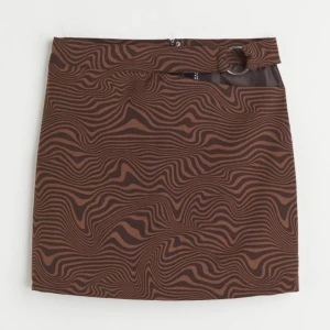 Cool minikjol från HM - En mönstrad kjol från H&M. Aldrig använd och i fint skick. Pris kan diskuteras