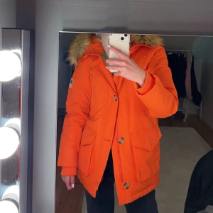 Orange vinterjacka  - Orange vinterjacka från SVEA 🧡 flera fickor och super varm, pälsen på luvan går att ta av!  använd fåtal gånger Nypris - 3000kr