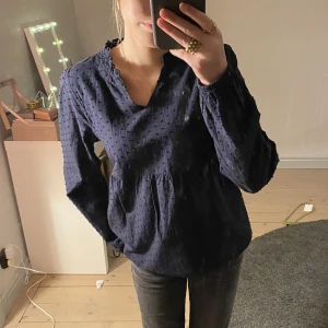 Marinblå blus  - Fin marinblå blus i storlek xs använd fåtal gånger hör av vid intresse 