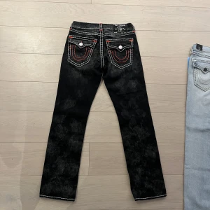 Galna unreleased Trueys med röd stitching - Nyskick, oanvända, det är var att skriva för mått eller fler bilder, fraktar och kör meetup. 