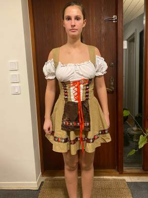 Oktoberfest klänning använd en gång! Midjemått 60 cm