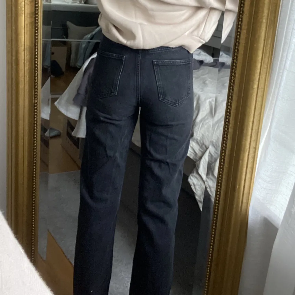 Ett par svarta jeans från NA-KD. Storlek 32. . Jeans & Byxor.