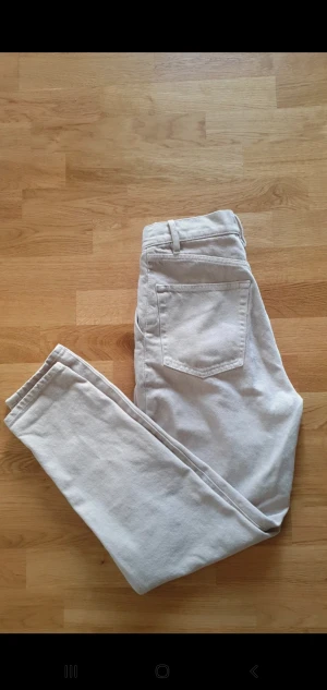 Beige/creme färgad jeans - Använd fåtal gånger så mycket bra skick. Byxorna är mer creme/beige färgad än vad bilderna visar. Kan ta fler foton vid intresse.  Storlek XS/34