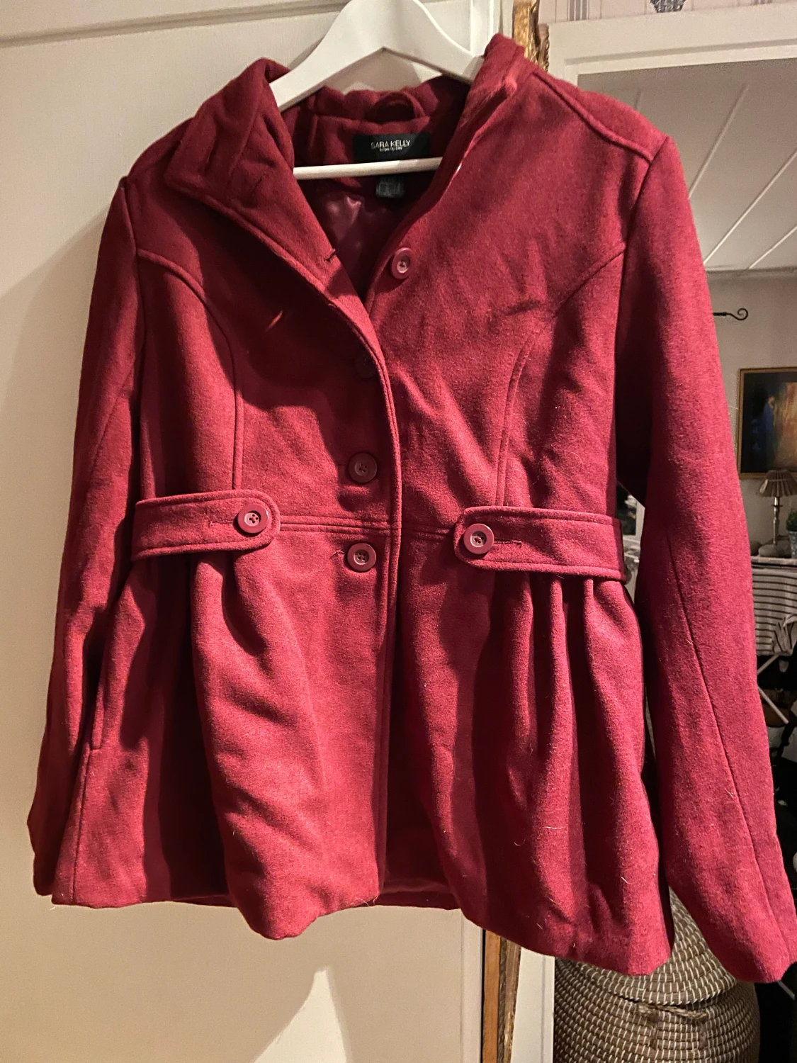 Ullkappa i vinröd färg