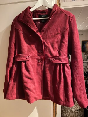 Ullkappa i vinröd färg - Normal i storleken, varm kappa i Ullblandning.