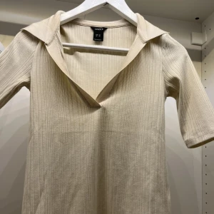 Beige tröja  - Beige tröja med krage fråb lindex. Storlek xs💓
