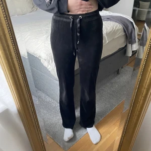 Svarta mjukisbyxor  - Ett par svarta mjukisbyxor från Ginatricot. Storlek XXS (stor i storleken). 