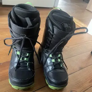 Säljes Zolo Snowboard boots strl 44 men breda i storleken. Dom är använda det syns men inget som påverkar dom. 