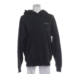 Acne Studios Hoodie - Acne Studios Hoodie. Svart med vita sömmar. Nyskick - 9/10, inga defekter. Storlek: XS men är oversized. Passar S och M beroende på hur man vill att den ska sitta. Nypris: ca 4500:-  Mer finns hos oss på KIQUA.