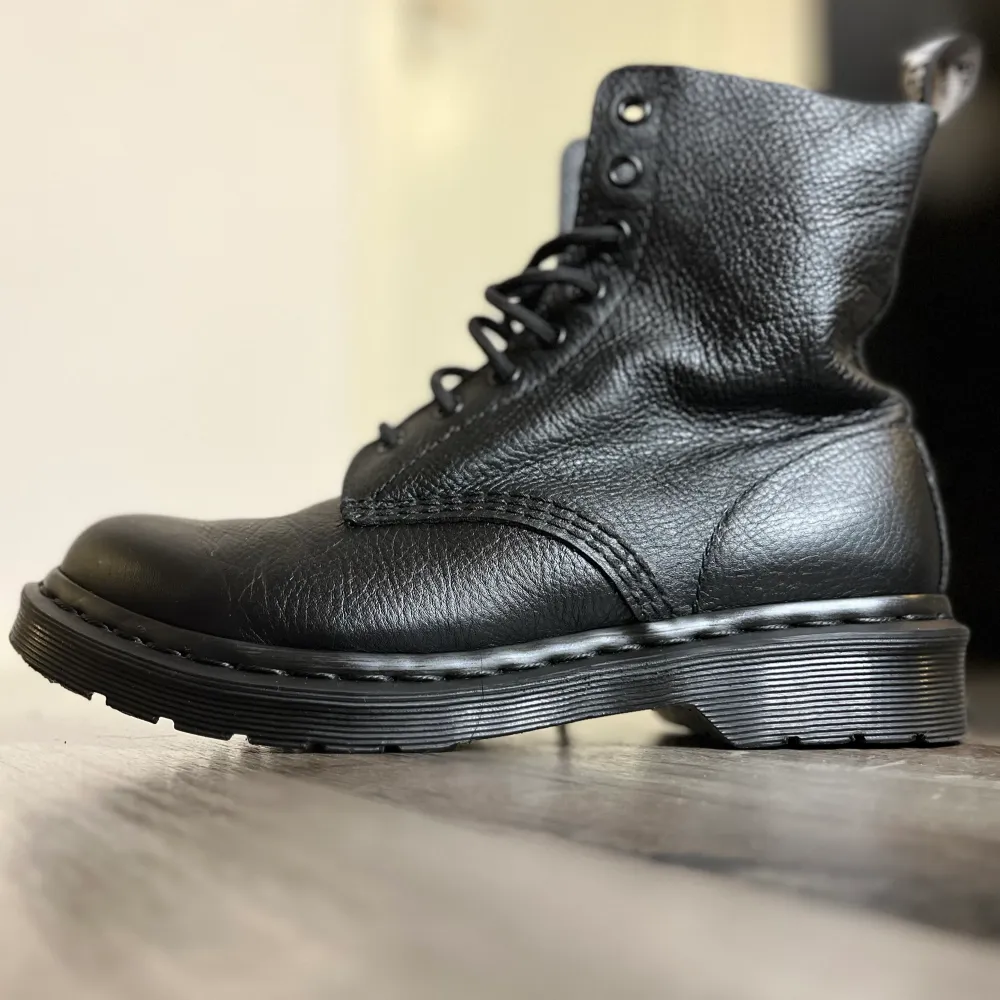 Nästintill oanvända Dr Martens i storlek 39 säljes. Yttermaterialet och foder är i skinn. . Skor.