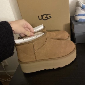 Ugg - Intressekoll på nya uggs som är helt slutsålda! Använda 2 gånger (alltså nyskick)  Storlek 38 och jag har kvitto samt boxen 