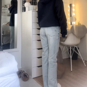 Zara Jeans  - Jeans från Zara i en jättefina ljusblå tvätt i storlek 38. Säljer då jag tycker de är lite för stora på mig, därav använda fåtal gånger så i princip ny skick. Hör av dig vid eventuella funderingar!! (Frakten stämmer ej)!!