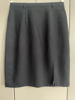 Kjol 36 - Midjemått 70 cm  Längd 57 cm  Fodrat