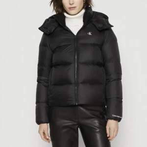 Calvin Klein dunjacka - Fin puffjacka från Calvin Klein, använd mycket sparsamt o u fint skick. Nypris ca 2000kr. Är storlek M men ganska liten i storleken så passar S bra🩷