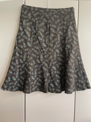 Kjol i ullblandning 36 - Mycket fint skick  Midjemått 74 cm  Längd 65 cm 