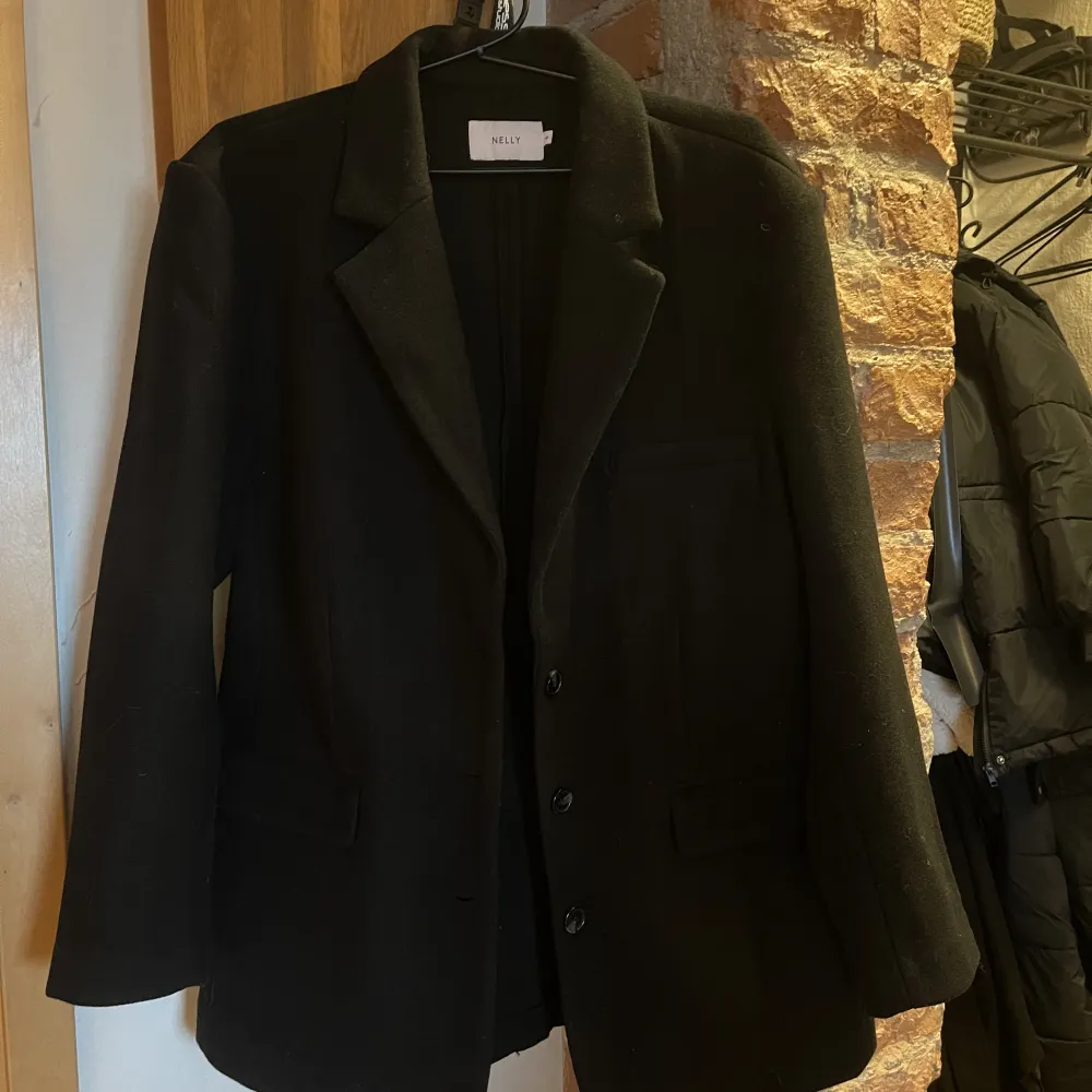 Kort kavajkappa för utomhusbruk. Fin kvalite. Storlek 44.. Takit.