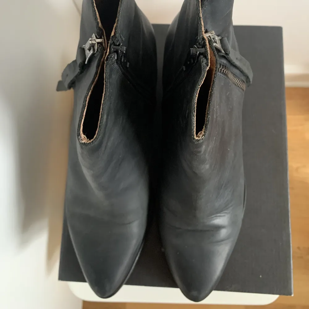 Svarta boots m spetsig tå. I princip nyskick, endast använda vid ett tillfälle pga fel storlek.🖤Nypris var 1300kr. . Skor.