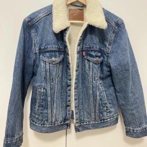 Levi’s jeansjacka - Ex boyfriend trucker jacket from Levi’s only worn a few times 
