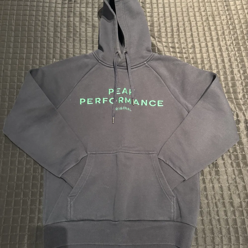 Peak Performance Original Hood Marinblå Storlek Medium  Tröjan är i mycket fint skick Snabb och smidig affär utlovas. Hoodies.