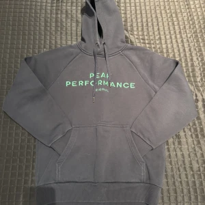 Peak Performance Original Hood | Marinblå | Medium - Peak Performance Original Hood Marinblå Storlek Medium  Tröjan är i mycket fint skick Snabb och smidig affär utlovas