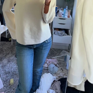 Jeans  - Säljer mina lågmidjade jeans från g-star, det står ingen storlek men jag brukar vanligtvis ha 36/s i jeans, och är 1,65 cm lång och dom sitter bra. Det är sytt vid ena innerbenet som man ser på bild 2 men det är inget som syns när man använder dom!💕