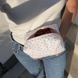 Handsydd necessär - Säljer handsydda necessärer som den här av 100% upcycled tyg! Beställ via Instagram @se.fiore 💕