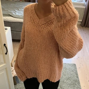 Rosa stickad tröja - Stickad rosa tröja från Modström i storlek M. Skulle säga att den även passar S. Fint skick. Fri frakt! Använd gärna köp nu!