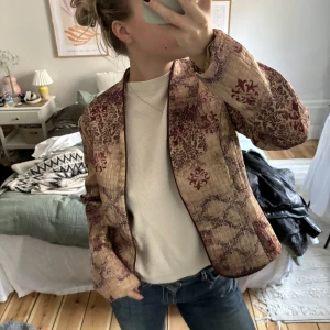 Quiltad jacka - Quiltad mönstrad jacka köpt på Beyond retro💓 den är som en 36:a skulle jag säga men passar även mindre storlekar! Superfint skick