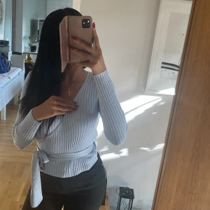 Blå tröja med midjebälte  - Aldrig använt, tog på mig enbart för bilden. Säljer för 100 kronor Storlek S/M 