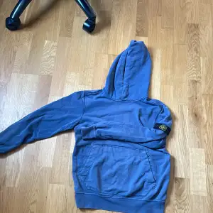 Stoneisland hoodie cond:8/10 säljer för den är för liten köpt för ungefär 1,900kr