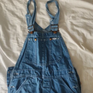 Lee hängselbyxor - Supersnygga hängselbyxor! Tyvärr för små på mig som är 169 cm och 36 i byxor. Dock sköna och balla!!! 