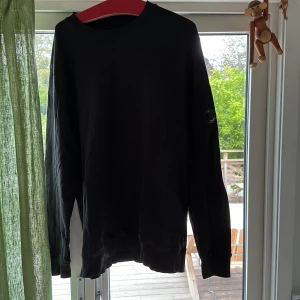 C.P Company sweatshirt - Säljer en svart c.p company sweatshirt. Storleken är XXXL. Tröjan är stilren och passar till allt och året runt. Skicket är bra. Den har blivit använd ganska flitigt men fortfarande överlag i bra skick och inga märkbara flaws. Nypris för tröjan är 1300kr