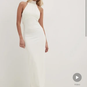 Vit maxiklänning från NA-KD  - Säljer denna klänning från NA-KD som är helt slutsåld på hemsidan. Säljer då den inte kommit till användning, lappen finns kvar. Storlek 36. Nypris 599, mitt pris 350. Pris kan diskuteras vid snabb affär💗