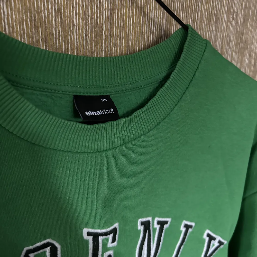 Grön collage tröja från Gina som är jätte skön och sitter jätte fint. Säljer pga kommer inte till användning. Är en XS men passar en S.. Tröjor & Koftor.