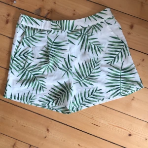 Shorts - Nya endast provade. Resår i midjan och fickor samt pressveck frampå. Katt finns i hemmet🌸 
