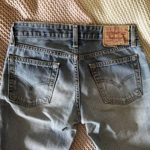 Fina bootcut jeans från Levis, snyggt slitna! Skulle aldrig sälja om det inte var för att de tyvärr är för små, de har precis den låga och vida looken många letar efter!