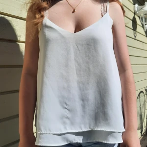 Vitt linne - Jättefint vitt linne med kors i ryggen. Linnet är helt och har inga fläckar.