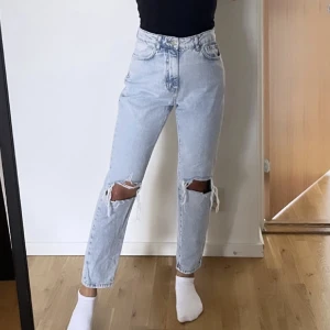 Mom jeans  - Mom jeans från ginatricot, köptes i sommras och är enbart använt en gång  Storlek 36