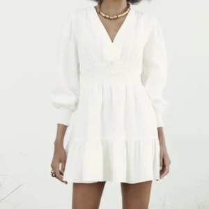 Säljer denna fina klänning från Zara i storlek S🤍🤍 Aldrig använd, mycket fint skick! Först till kvarn!🤍