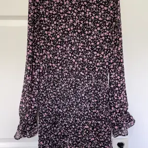 Verkligen jättefin klänning, svart med rosa blommor. Ser kanske inte så mycket ut men den sitter så otroligt fint på, formar kroppen fint! Har en lika med annat mönster därav säljer jag denna (: