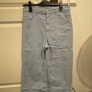 Raka byxor - Raka ljusblåa byxor, stretchigt material, använda väldigt lite.